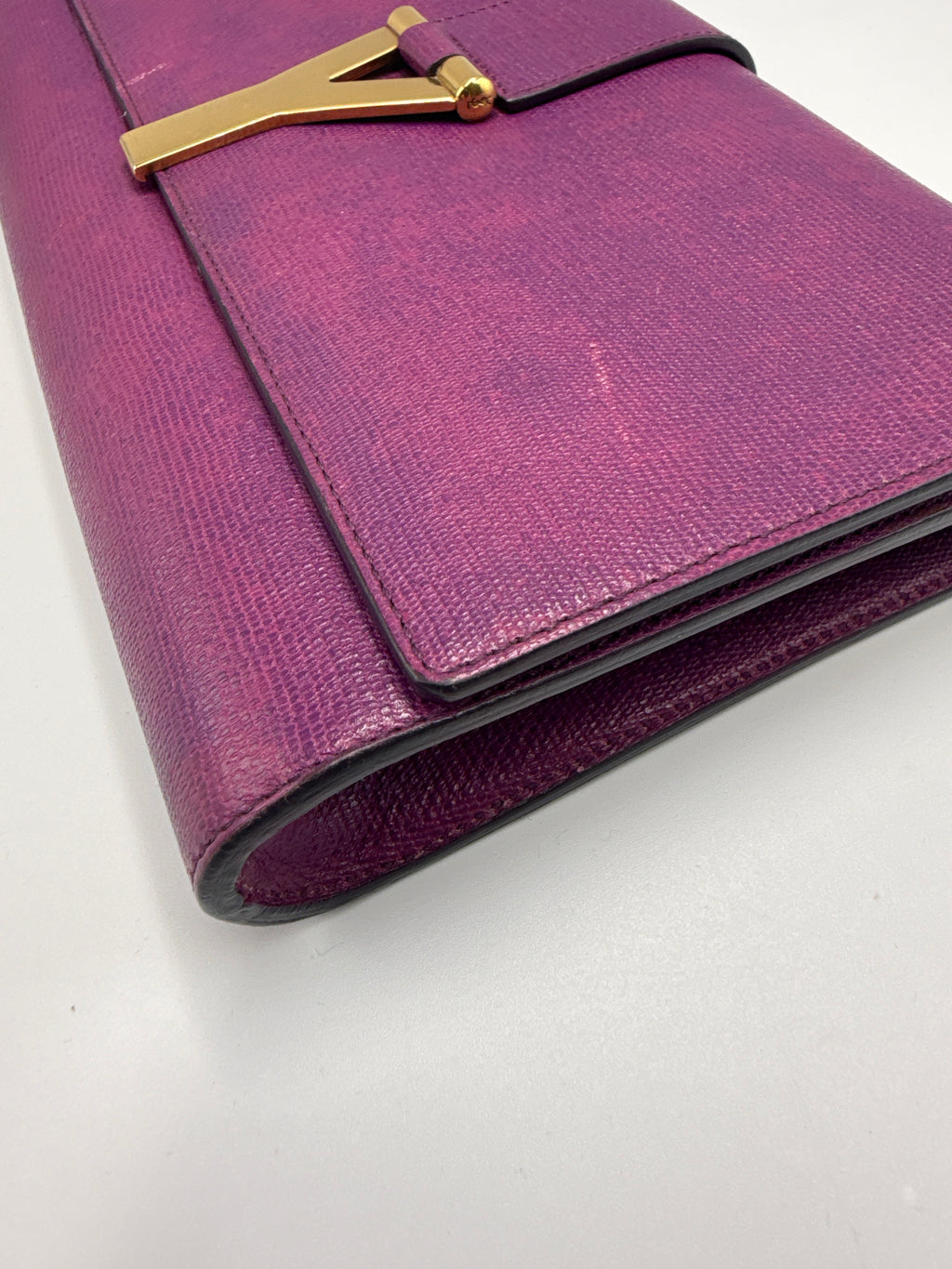 Pre-owned Yves Saint Laurent Chyc Ligne Textured Leather Clutch in Purple