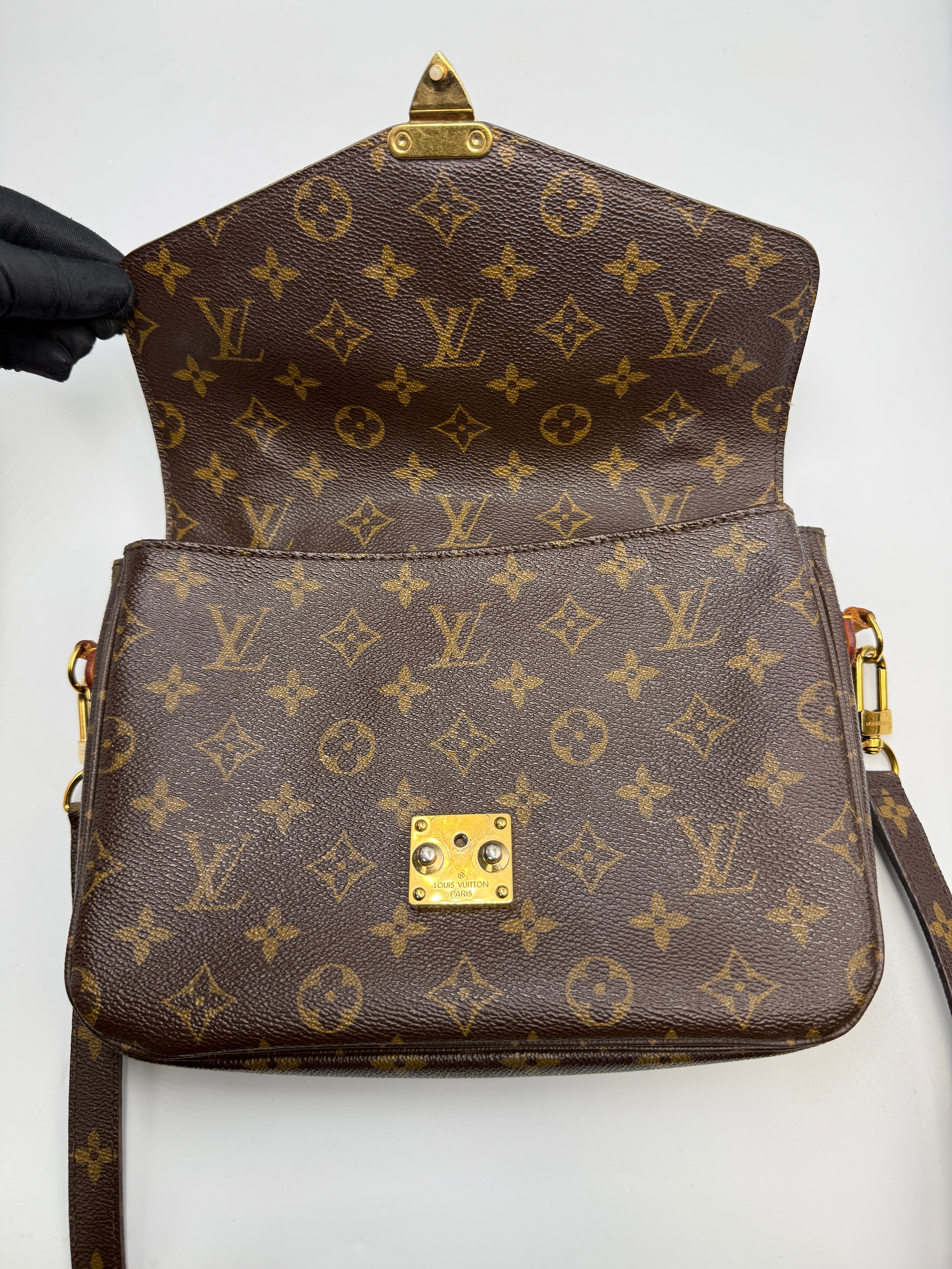 Pre-owned Louis Vuitton Pochette Métis -Monogram Canvas - Luxury Crossbody Bag