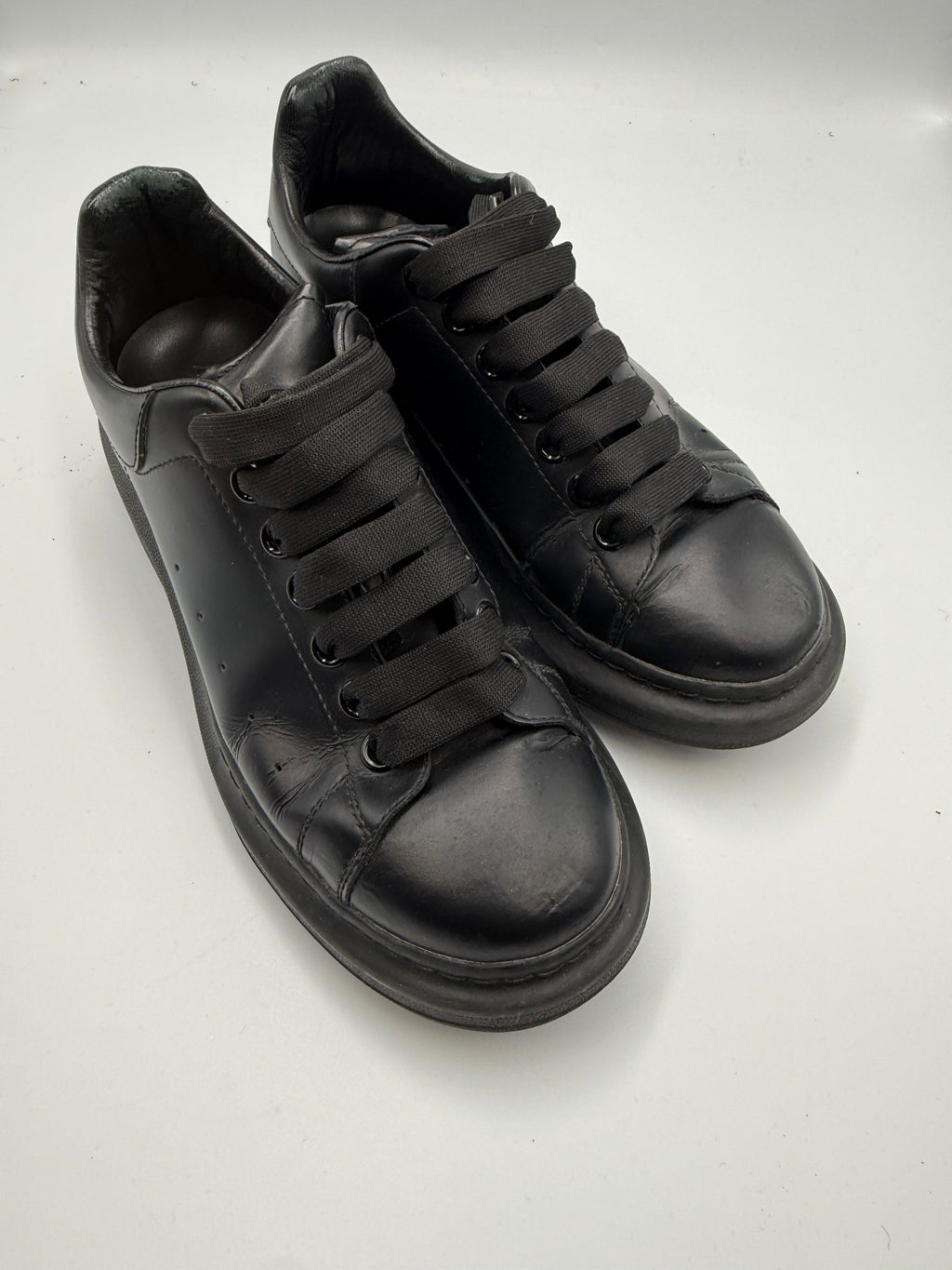 Alexander McQueen Perloved Snakers in Black