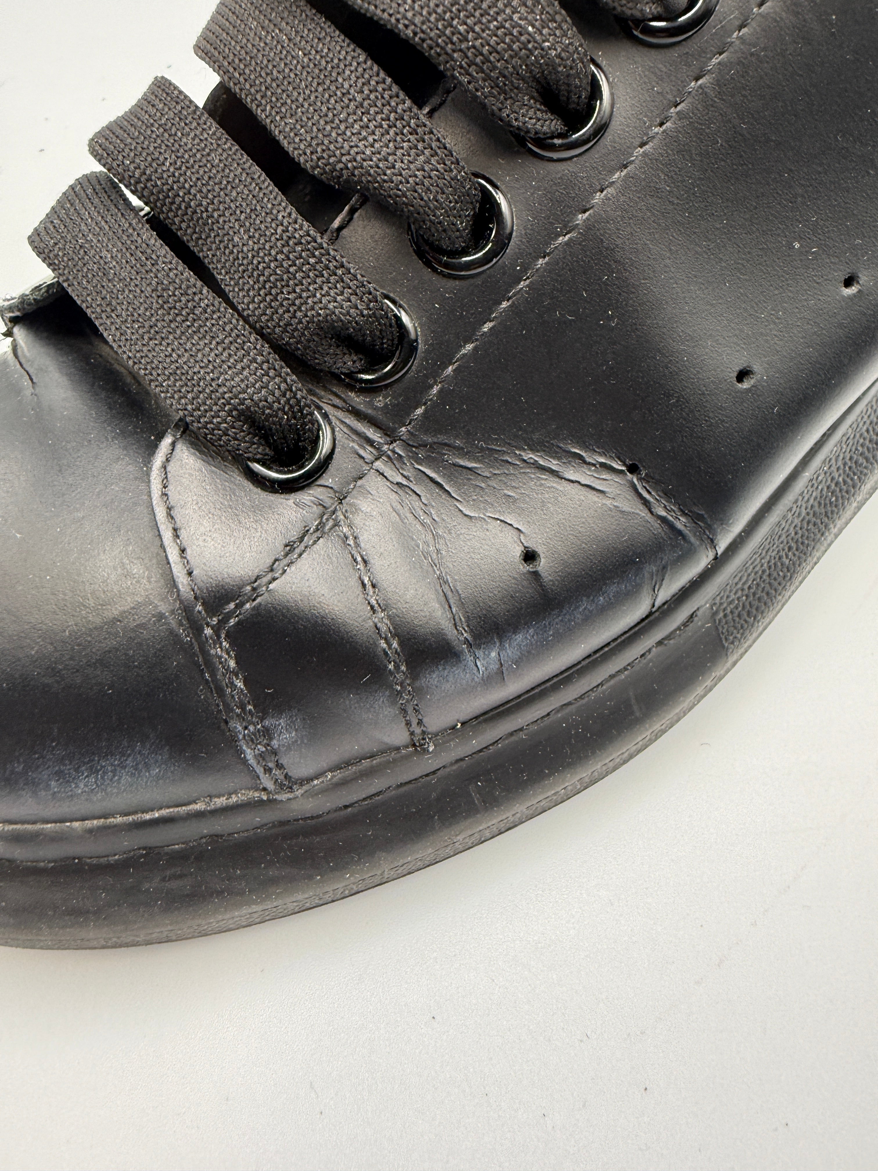 Alexander McQueen Perloved Snakers in Black