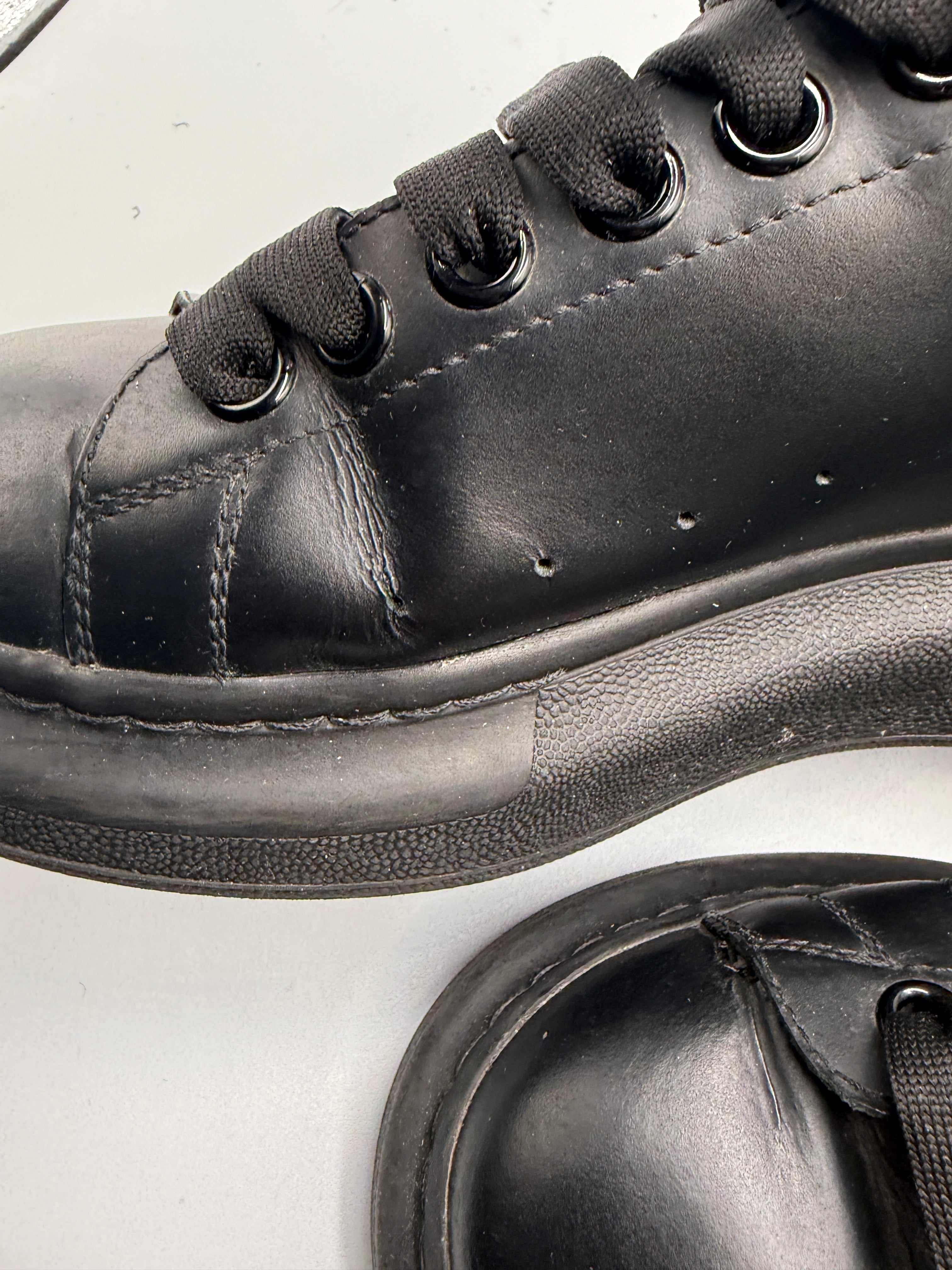 Alexander McQueen Perloved Snakers in Black