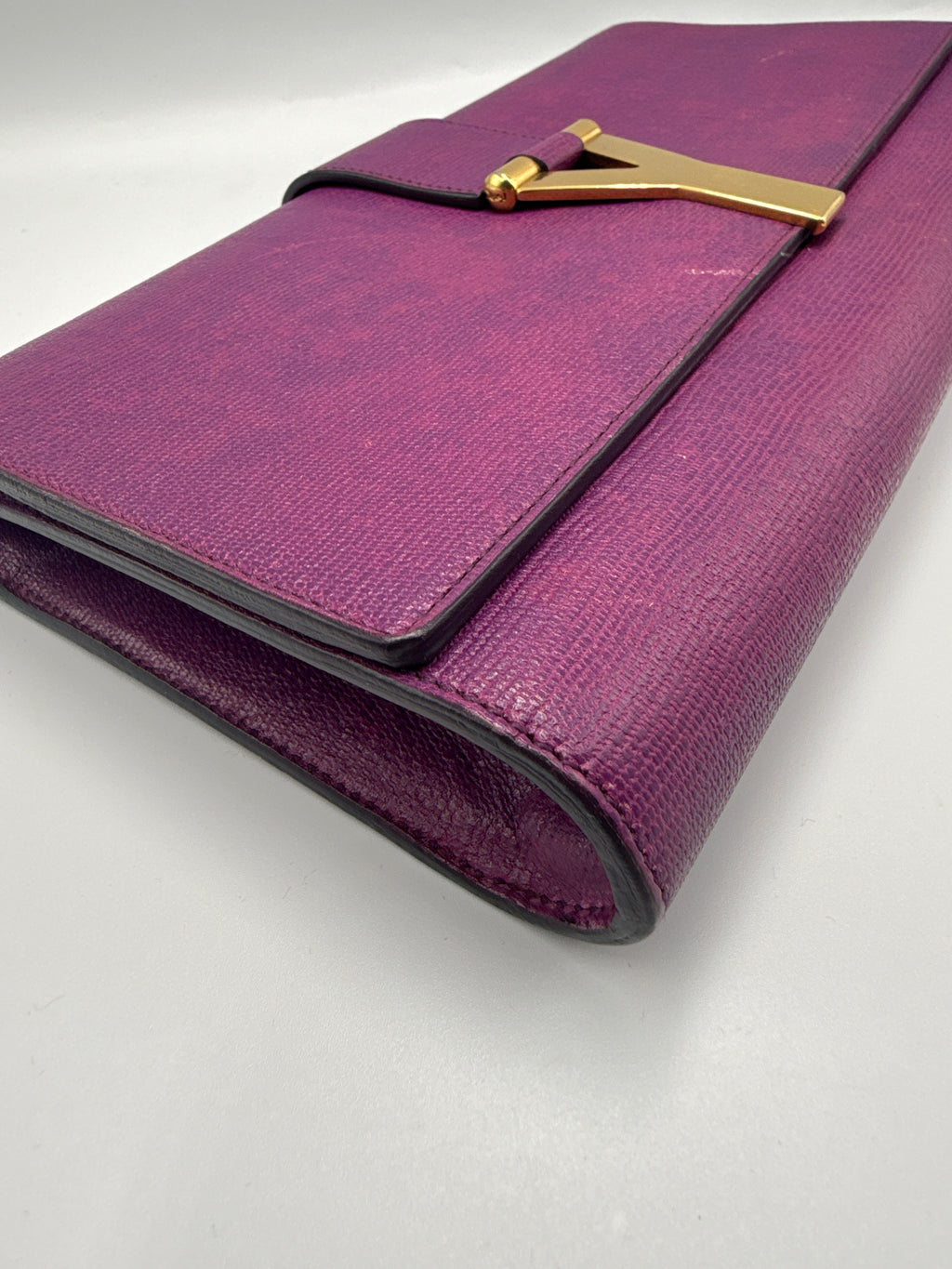 Pre-owned Yves Saint Laurent Chyc Ligne Textured Leather Clutch in Purple