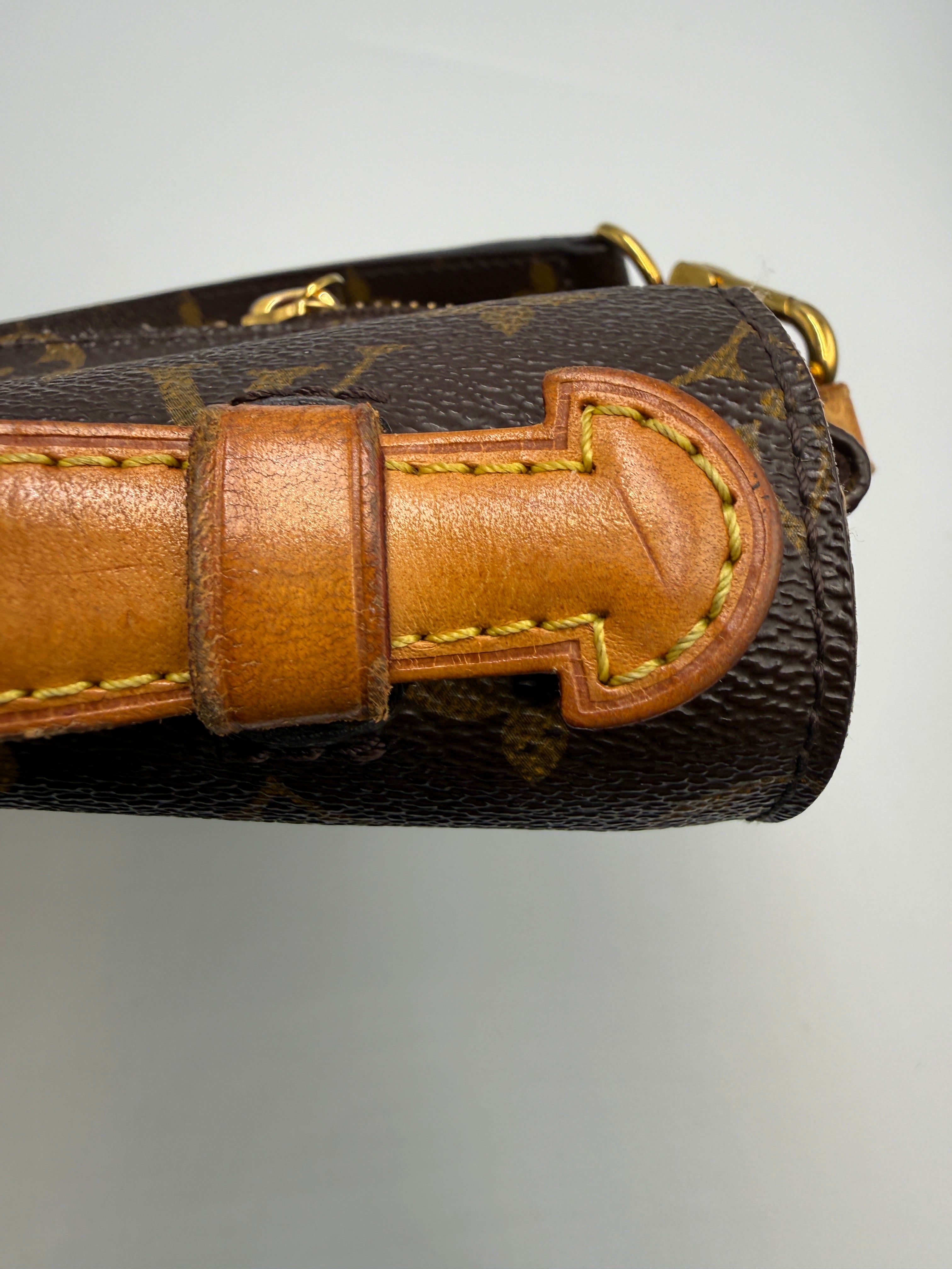 Pre-owned Louis Vuitton Pochette Métis -Monogram Canvas - Luxury Crossbody Bag