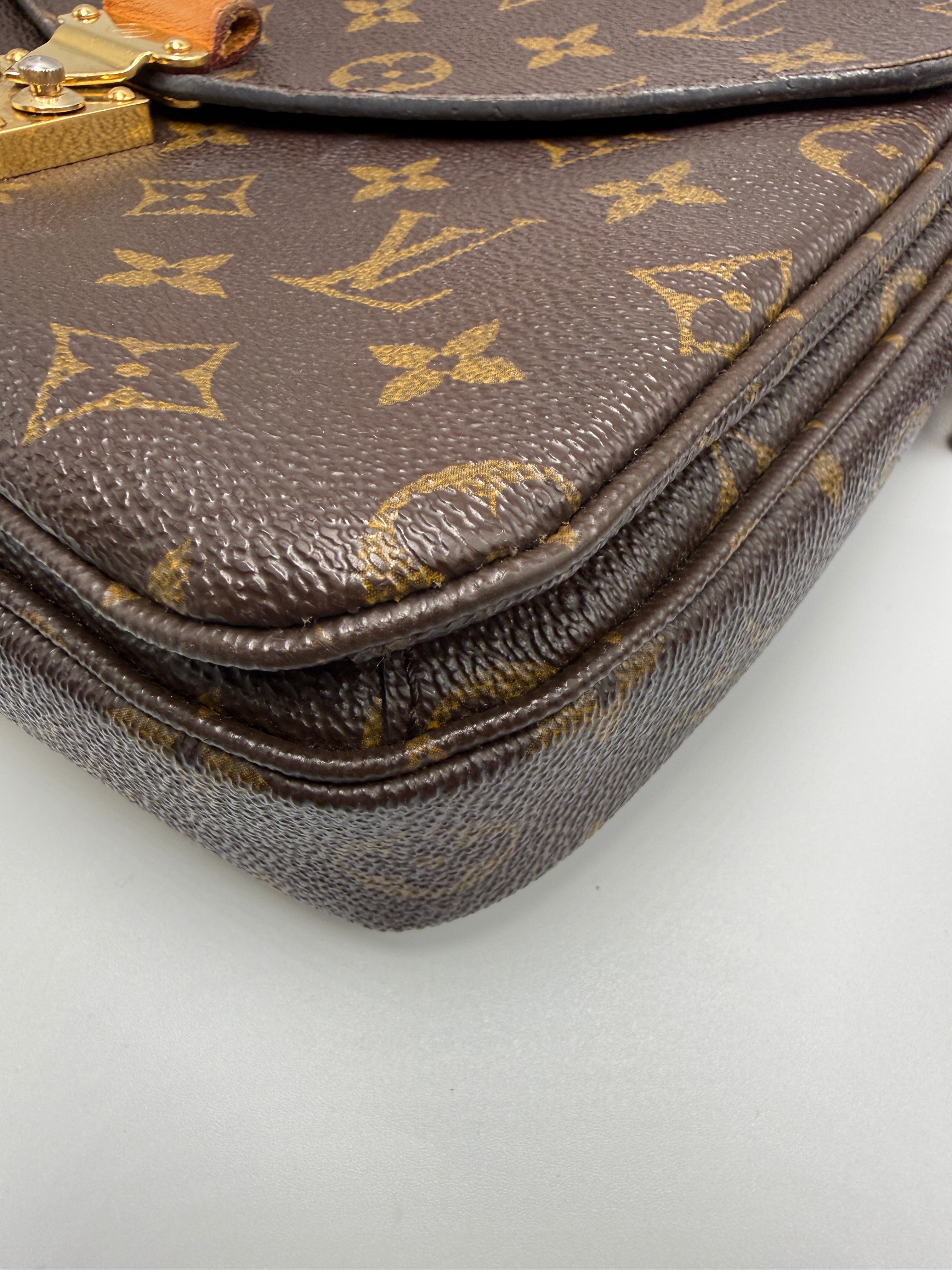 Pre-owned Louis Vuitton Pochette Métis -Monogram Canvas - Luxury Crossbody Bag