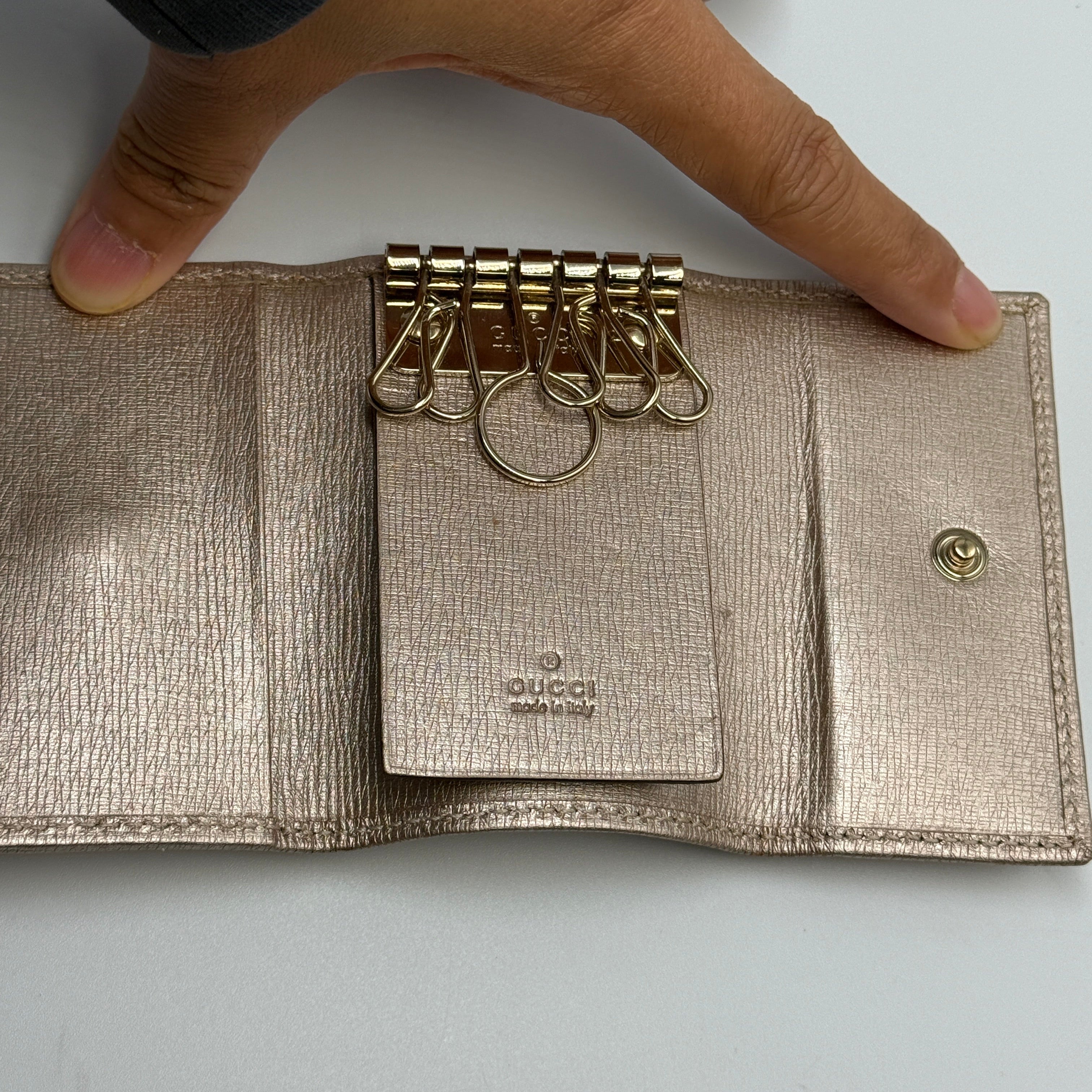 Gucci GG Heart Logo Leather 6-Key Holder Wallet – Metallic Bronze