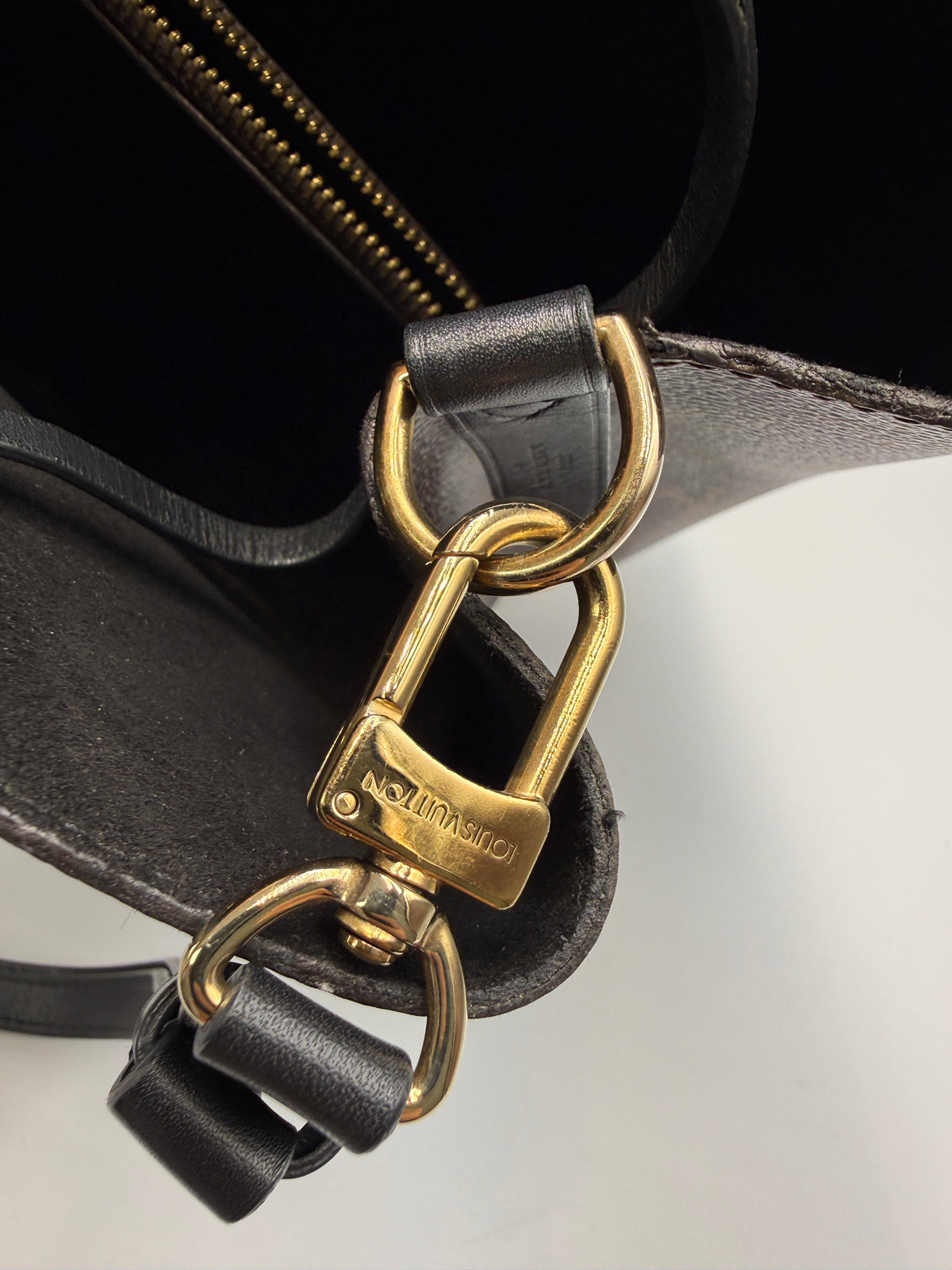 Louis Vuitton NéoNoé MM Monogram Canvas with Coquelicot Black Trim