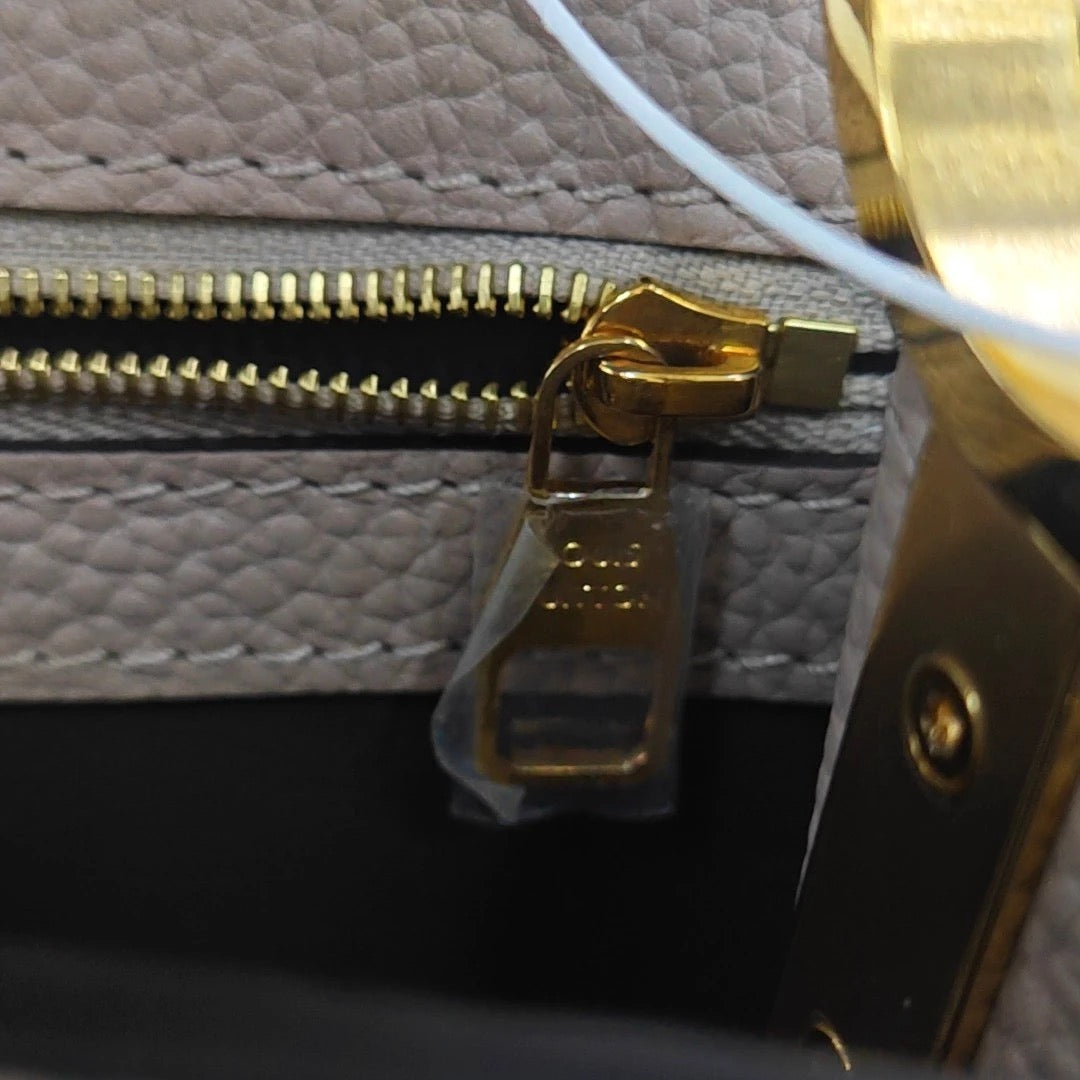 Louis Vuitton Capucines MM