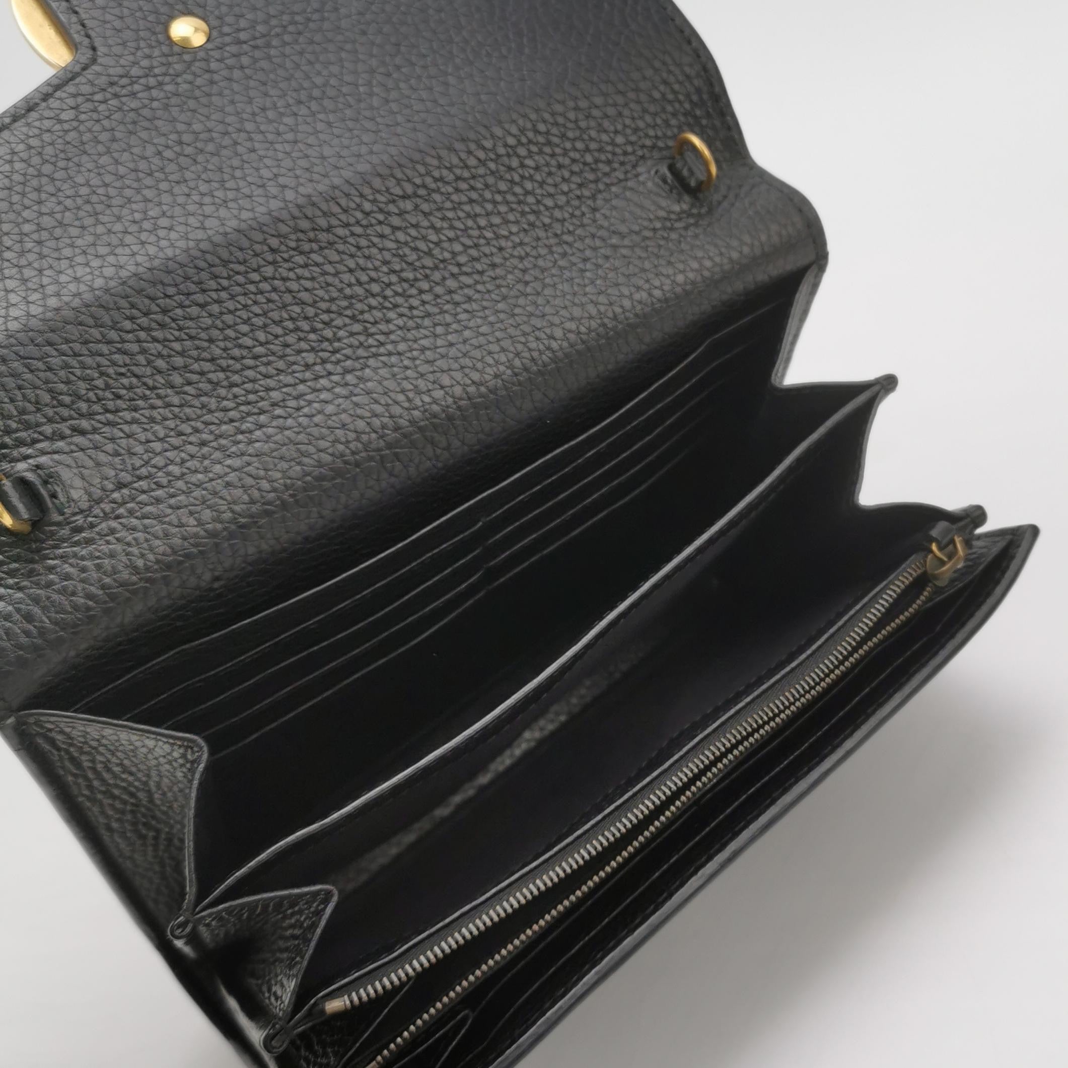 the inside look of the pockets inside the gucci interlock g shoulder bag with zipper pocket and black leather 