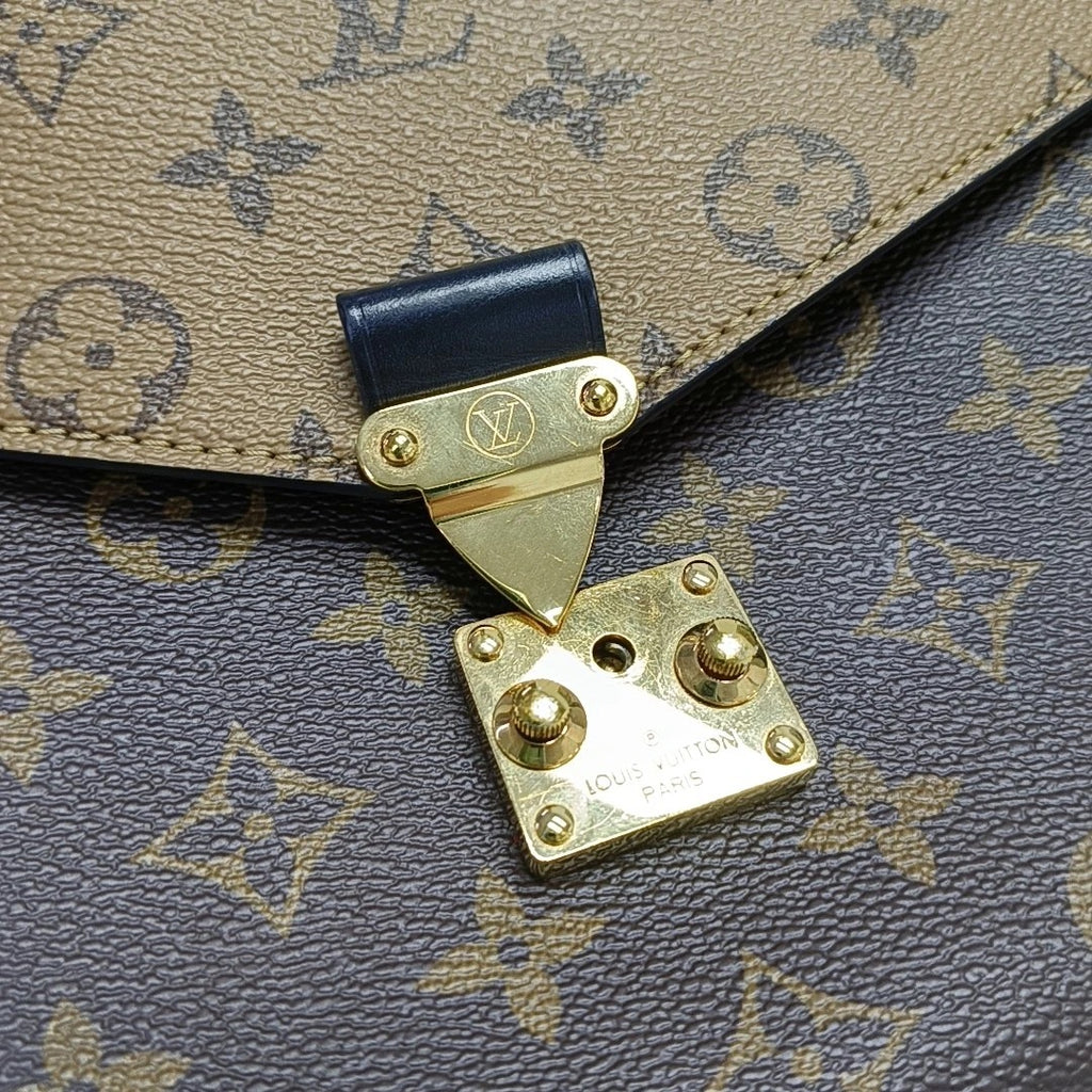 preowned louis vuitton metis pochette reverse monogram canvas the view of the gold hardware buckle no scratches no tarnishing