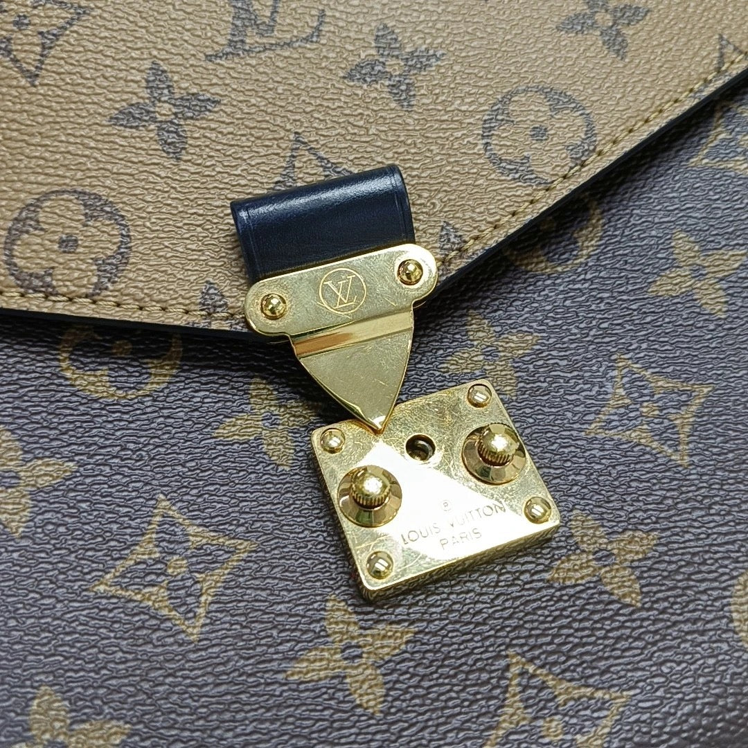 preowned louis vuitton metis pochette reverse monogram canvas the view of the gold hardware buckle no scratches no tarnishing