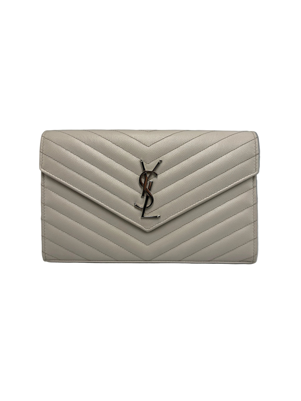 Vista frontale di un portafoglio con catena Saint Laurent Envelope in pelle matelassé grigio chiaro greige con logo YSL dorato