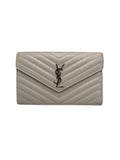 Vista frontale di un portafoglio con catena Saint Laurent Envelope in pelle matelassé grigio chiaro greige con logo YSL dorato