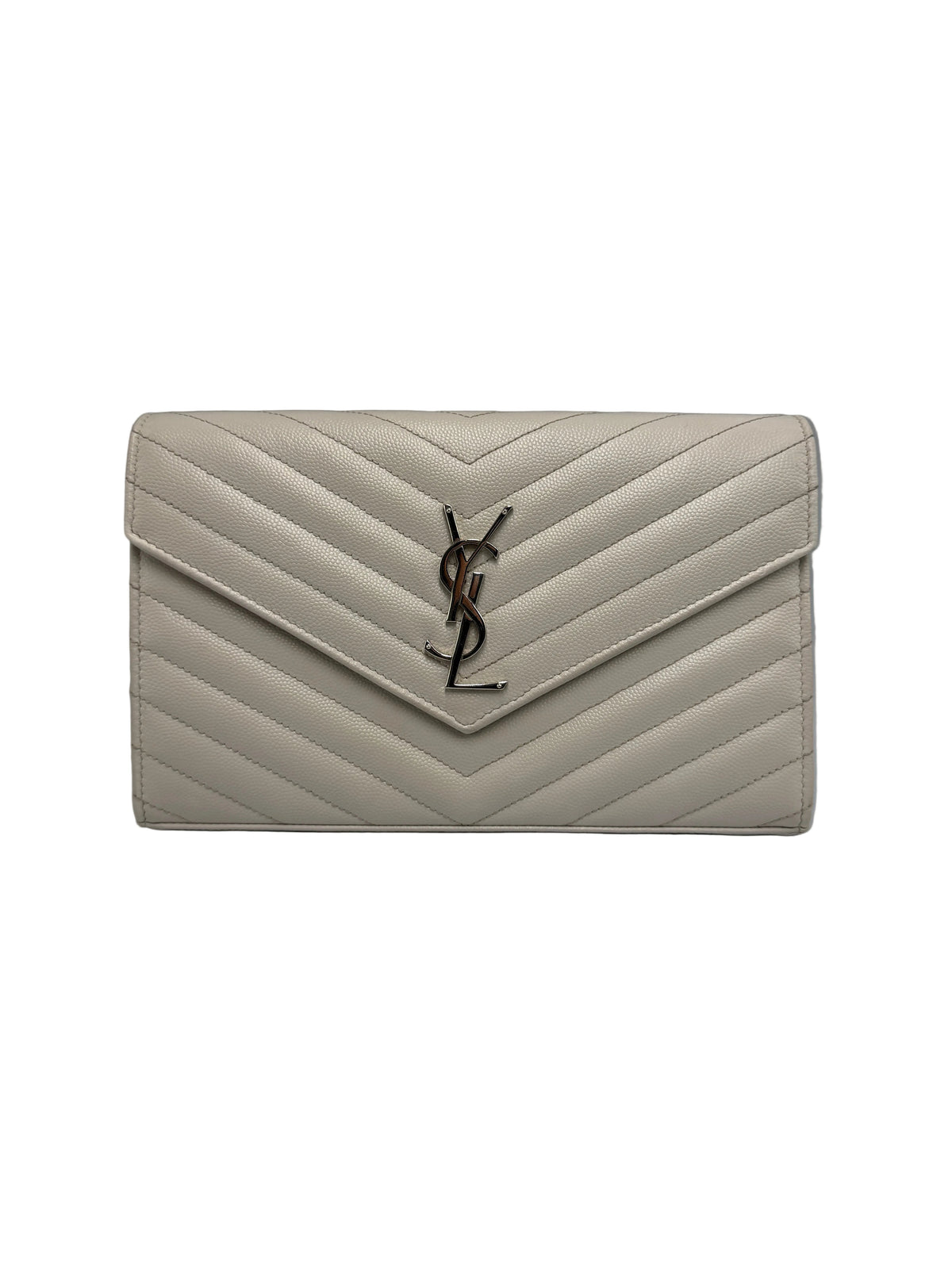 Vista frontale di un portafoglio con catena Saint Laurent Envelope in pelle matelassé grigio chiaro greige con logo YSL dorato